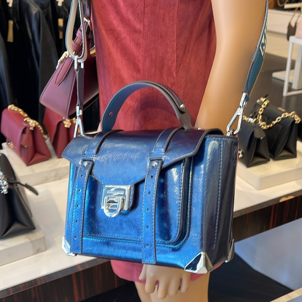 MICHAEL KORS
Manhattan Medium TH SCHOOL Crackled Metallic Leather SATCHEL
NWT - Picture 2 of 16